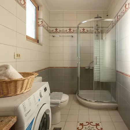 Avocado Villa *
